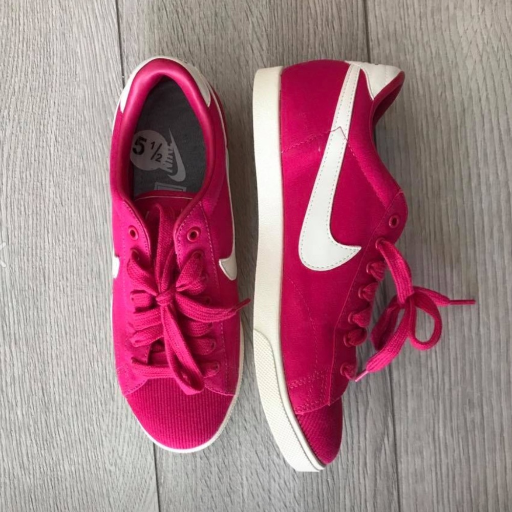 NEW - Nike 5.5 US Women's  - Raspberry Pink Shoes